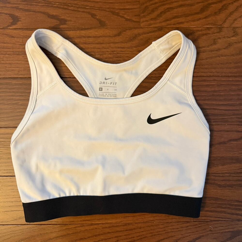 Nike Women’s White Unpadded Sports Bra Size Small NWOT
